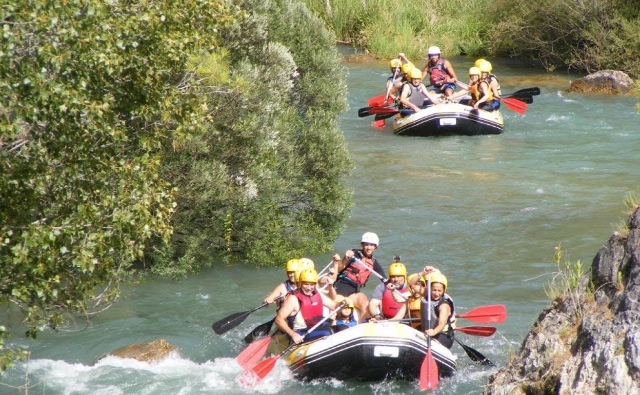 Jóvenes practican rafting en la zona del Guadalquivir cercana al pantano del Tranco.