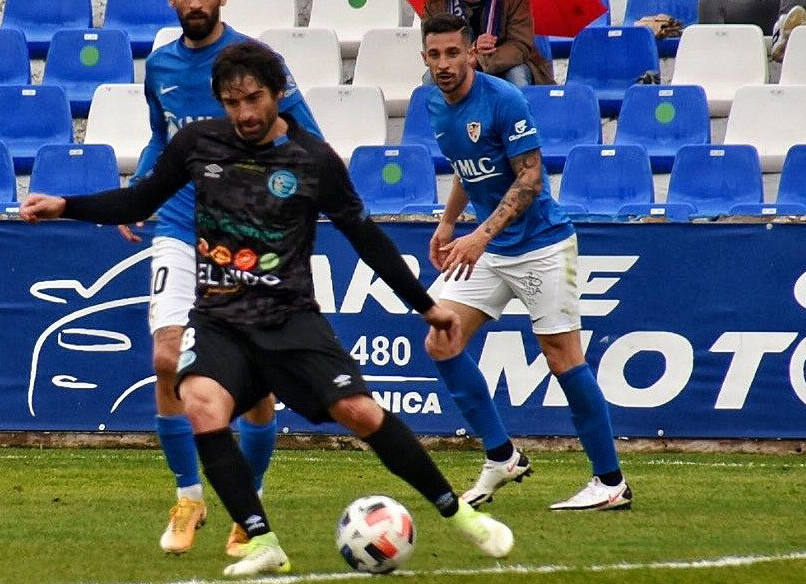Víctor Pérez despeja el balón en el partido ante el Linares. 