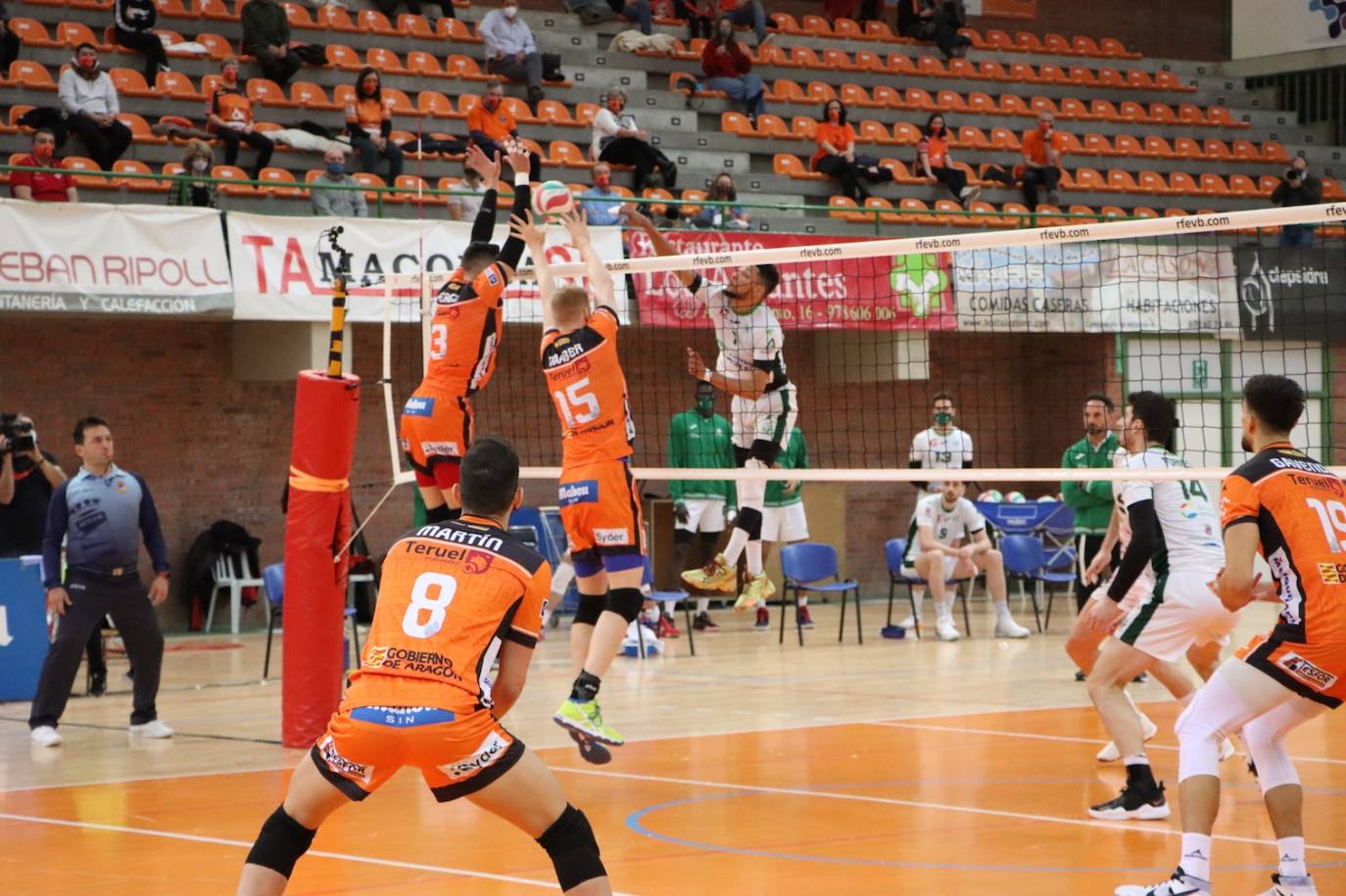 Augusto Colito intenta superar el bloqueo que plantean Víctor Rodríguez y Mart Naaber. 