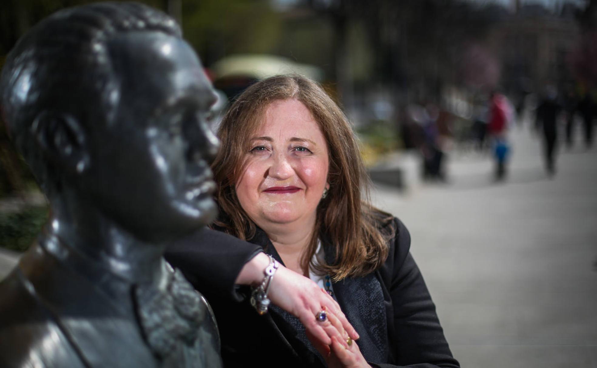 La escritora y profesora Remedios Sánchez posa junto a la estatua de Lorca.