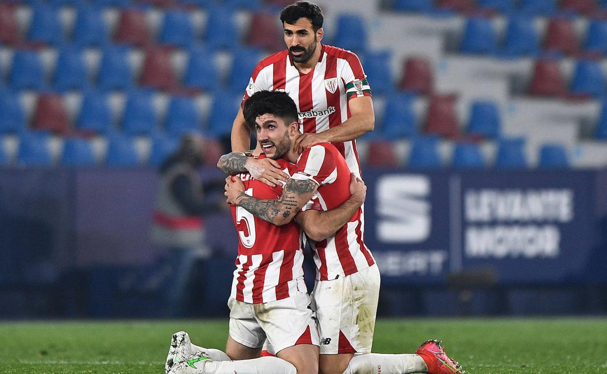 Los futbolistas del Athletic celebran el pase a la final. 