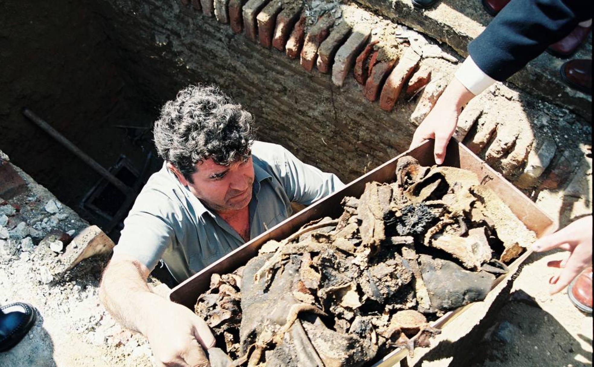 Uno de los desenterradores saca los restos de Pedro Antonio de Alarcón, el 30 de abril de 2001, en Madrid