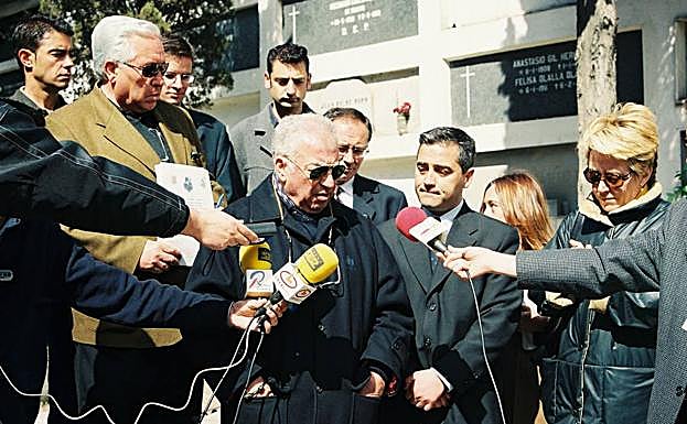 Tico Medina, Hernández y Rosa María Mateo atienden a los medios. 