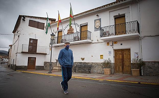 Fernando paseando cerca del Ayuntamiento. 