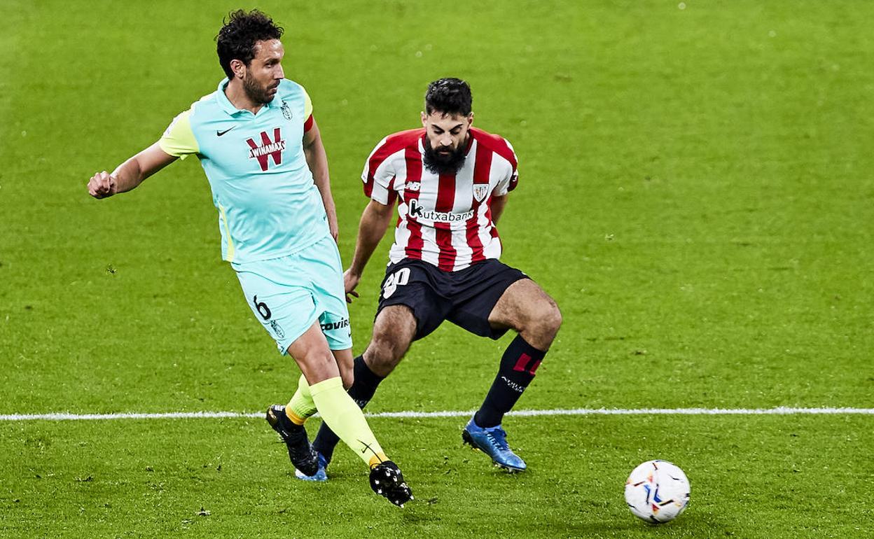 Germán juega un balón ante la presión de Villalibre. 