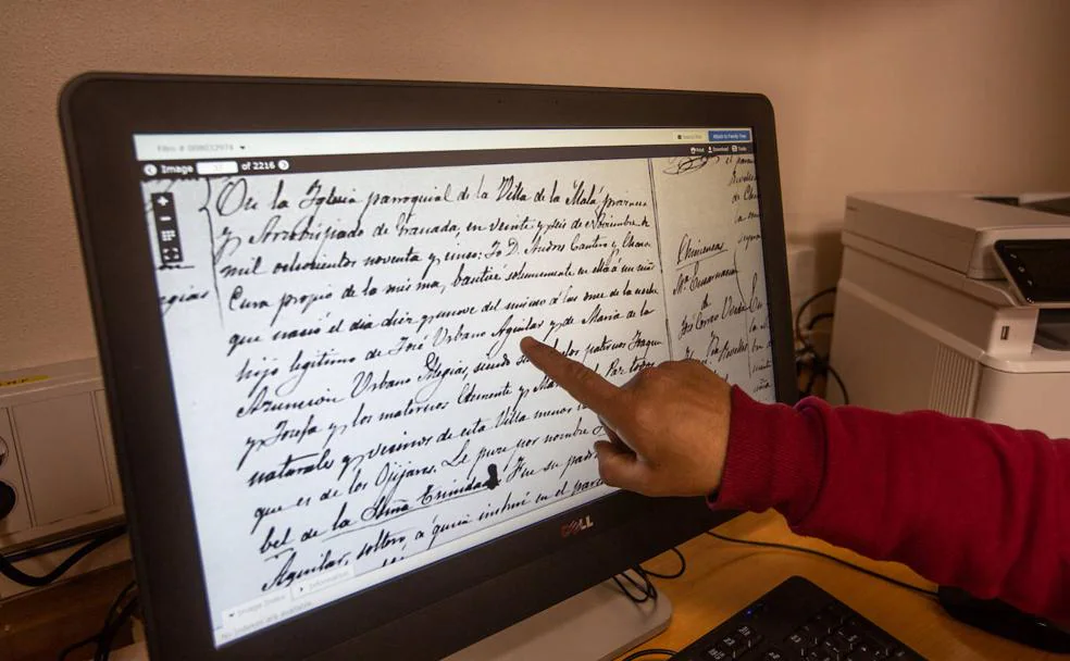 Javier Rivas, responsable del Centro de Historia Familiar de Granada, consulta un viejo documento digitalizado. 