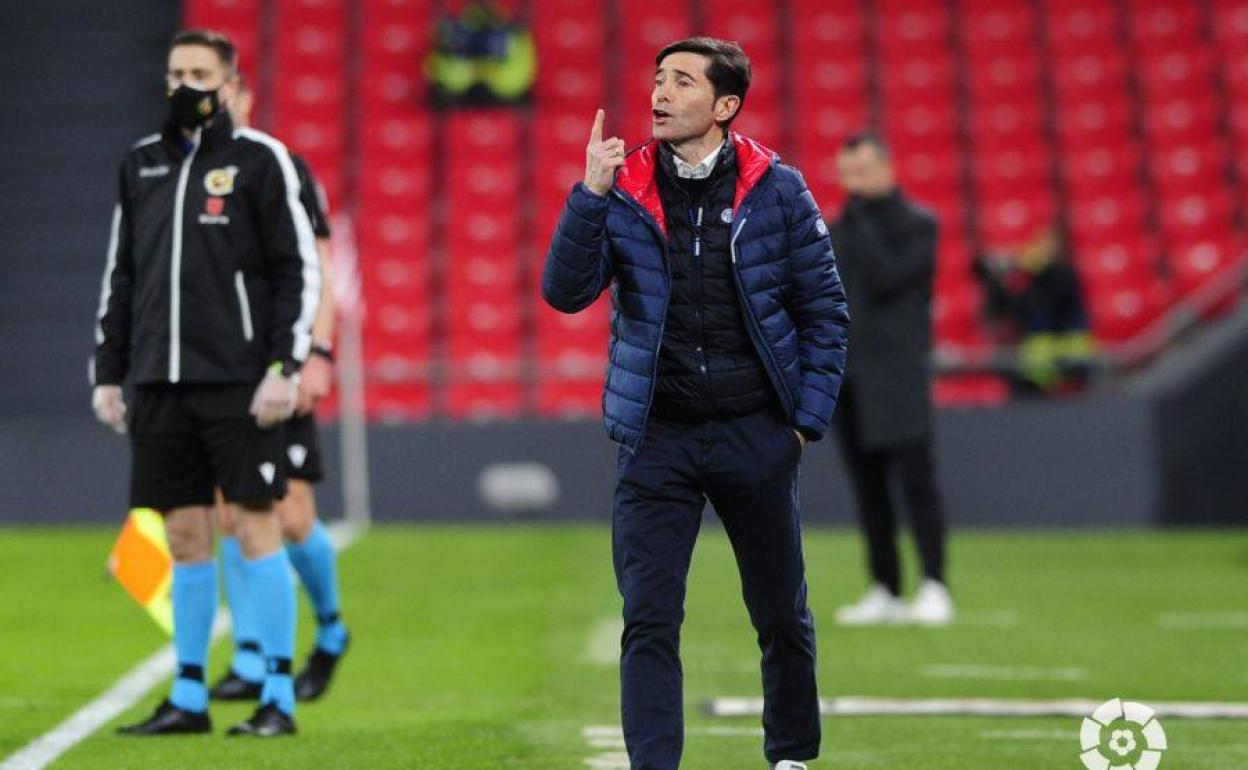 Marcelino da indicaciones a sus jugadores desde la zona técnica. 