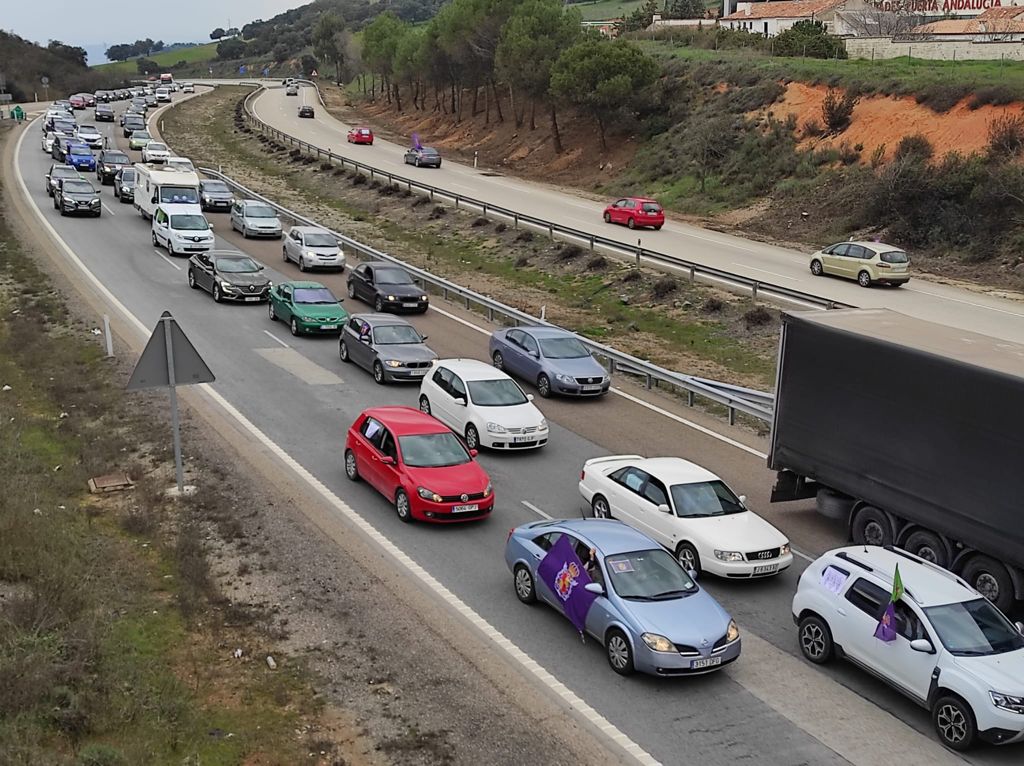 Las plataformas de la provincia convocantes expresan su malestar al no dejarles parar en Santa Elena, lo que habría cortado el tráfico en la A-4