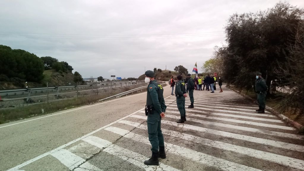 Las plataformas de la provincia convocantes expresan su malestar al no dejarles parar en Santa Elena, lo que habría cortado el tráfico en la A-4