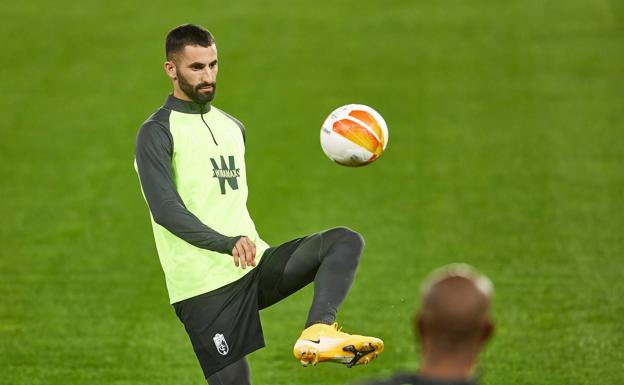 Maxime Gonalons juega un balón en un entrenamiento anterior. 