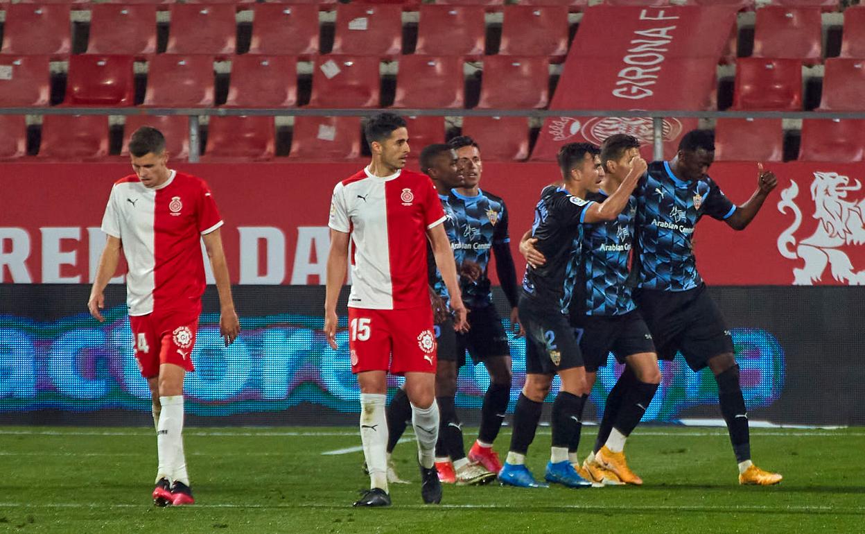 Los jugadores del Almería celebran el gol.
