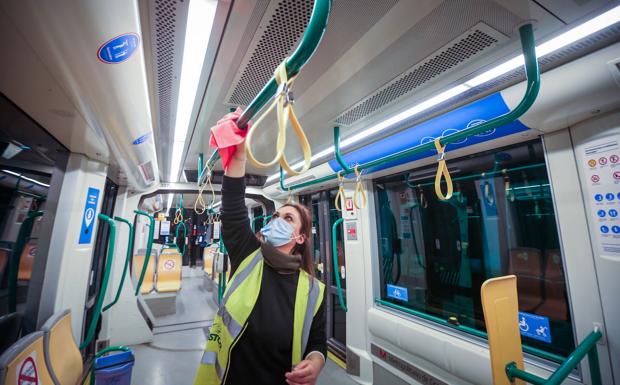 Imagen principal - En las entrañas de las cocheras del metro de Granada.