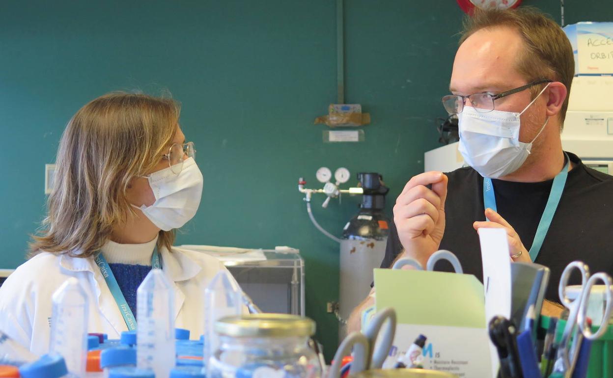 Silvia Marfil, técnica superior de investigación en IrsiCaixa y Benjamin Trinité, investigador post-doctoral en IrsiCaixa. 