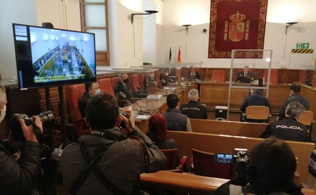 El acusado, sentado en el centro de la sala de vistas, con la capucha puesta. 