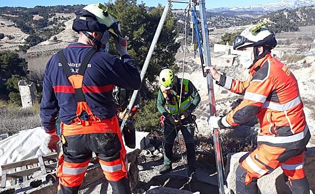 Los bomberos de Baza rescatan a un anciano de un sifón de riego de unos 4 metros de profundidad