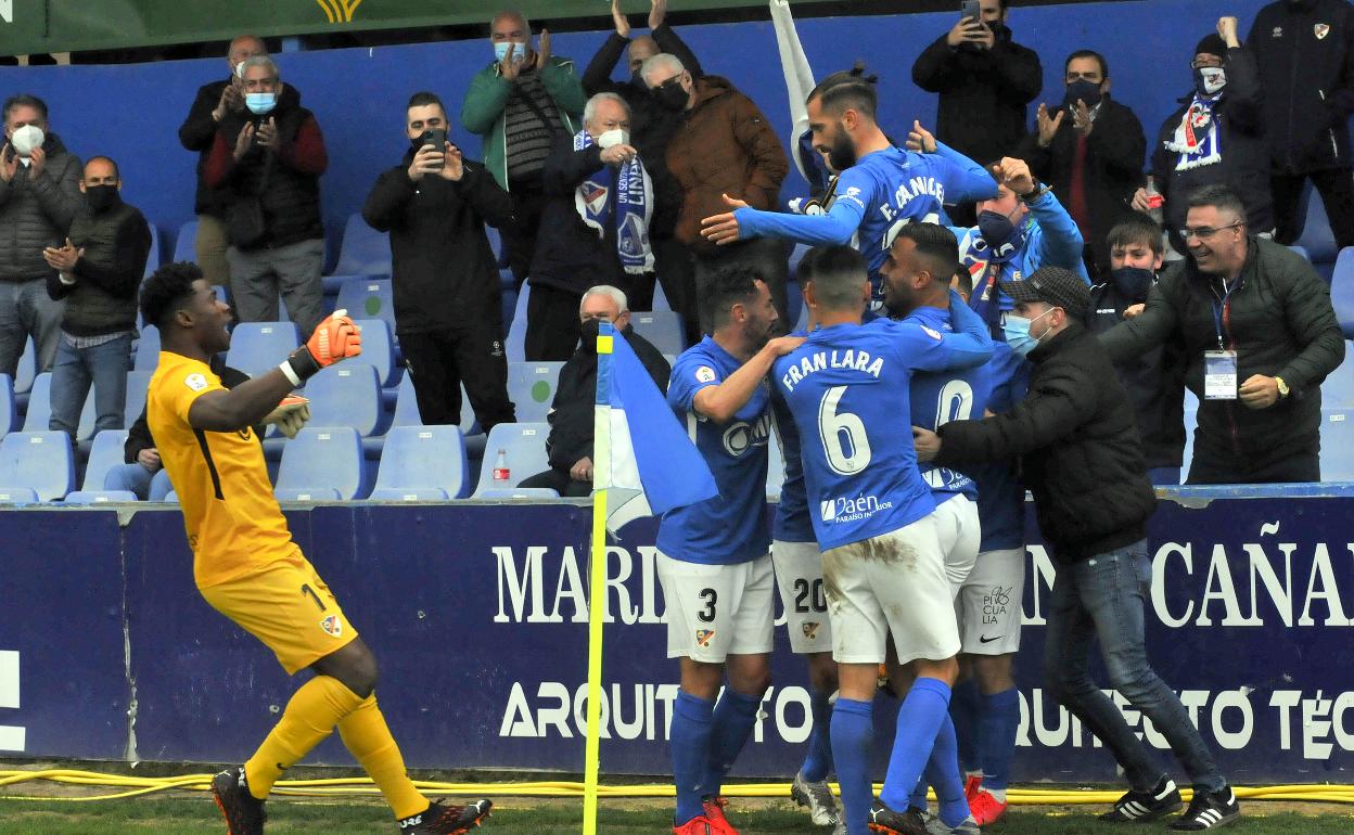 Razak corre para sumarse a la celebración de los compañeros, que levantan a Carnicer en volandas tras su golazo desde más de 30 metros. 