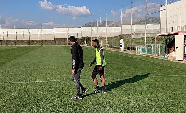 Yan Eteki entrena con precaución