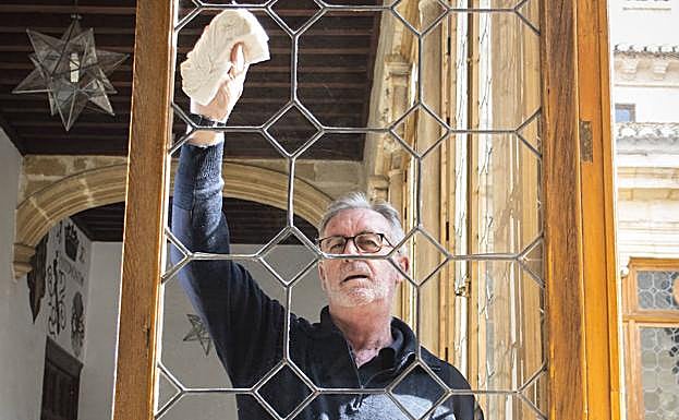 Juan limpia todos los días los miles de cristales de las galerías del palacio. 