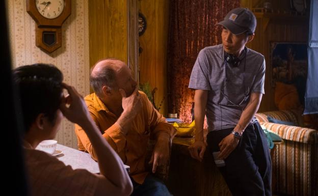 Lee Isaac Chung junto a Will Patton y Steven Yeun en el rodaje de 'Minari'.