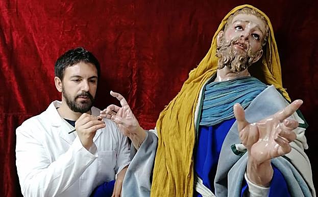 Imagen principal - Arriba, talla de San Mateo para la Santa Cena de Motril. Abajo, Virgen de la Antigua que está en la Catedral de Granada e imaginería del paso del Cristo de los Favores, de Granada. 