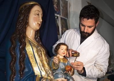 Imagen secundaria 1 - Arriba, talla de San Mateo para la Santa Cena de Motril. Abajo, Virgen de la Antigua que está en la Catedral de Granada e imaginería del paso del Cristo de los Favores, de Granada. 