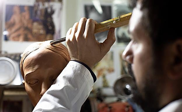 Trabajando con la gubia. 