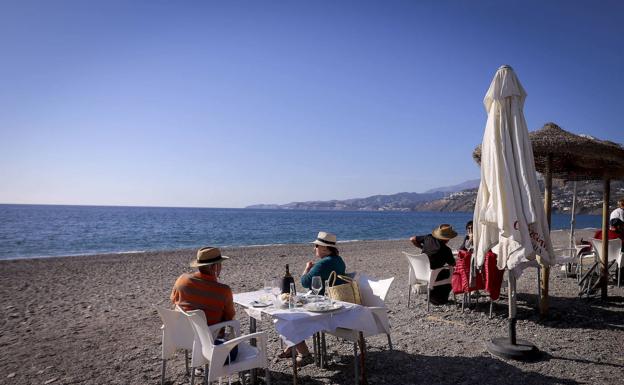 La Costa y la Alpujarra, únicas zonas que desescalan en Granada con ampliación de horarios