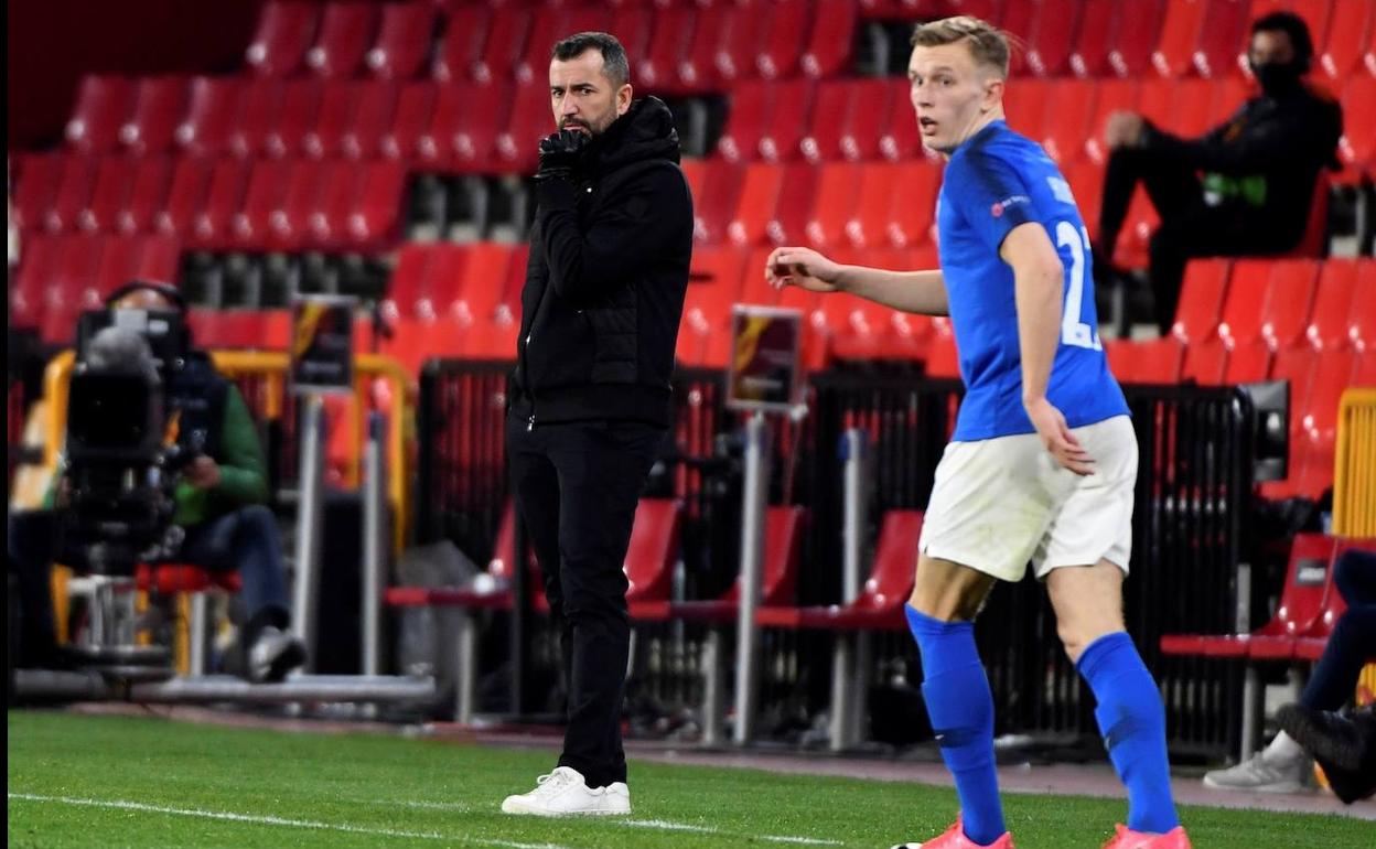 Diego Martínez observa el campo pensativo. 