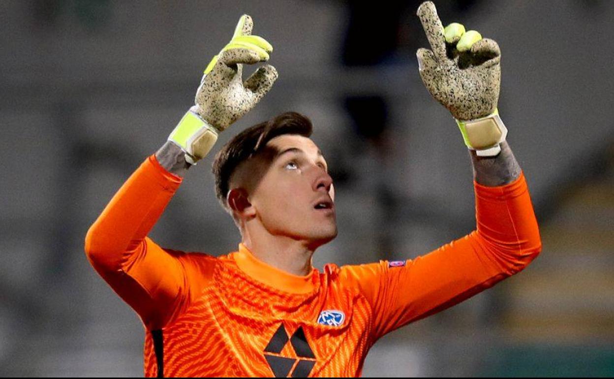 Linde señala al cielo tras un gol de sus compañeros. 