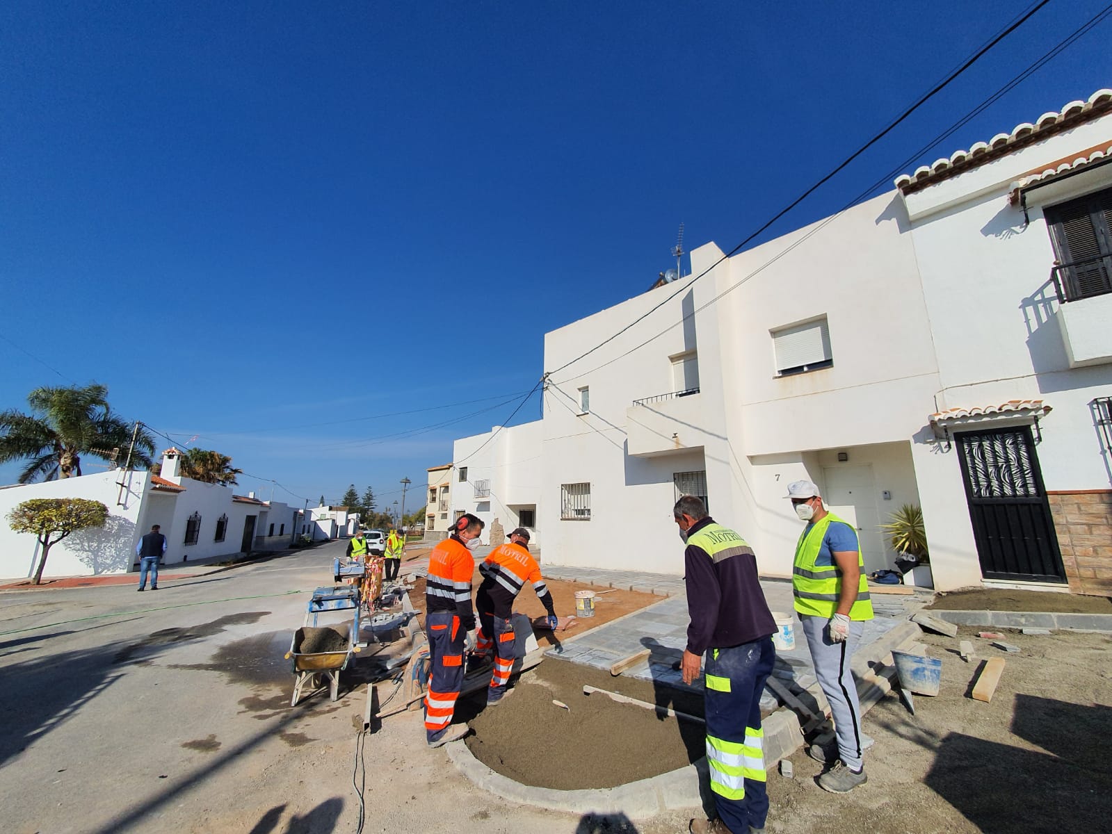 Trabjadores da los últimos retoques al nuevo acerado.