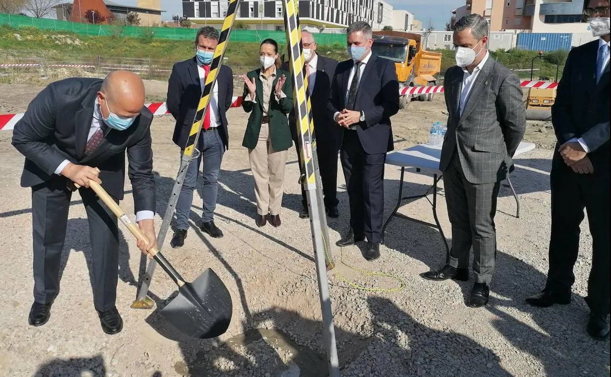 El consejero de Educación, en la colocación de la primera piedra del Conservatorio Superior de Música. 