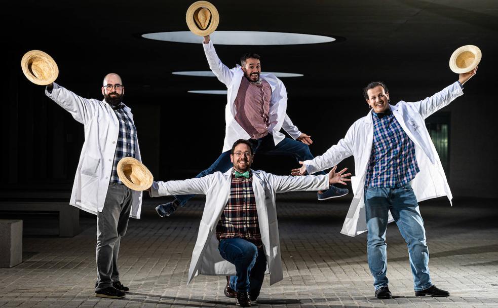 Ángel, Chuso, Diego y Alberto (saltando), en los pasillos de la Facultad de Medicina de la UGR. 