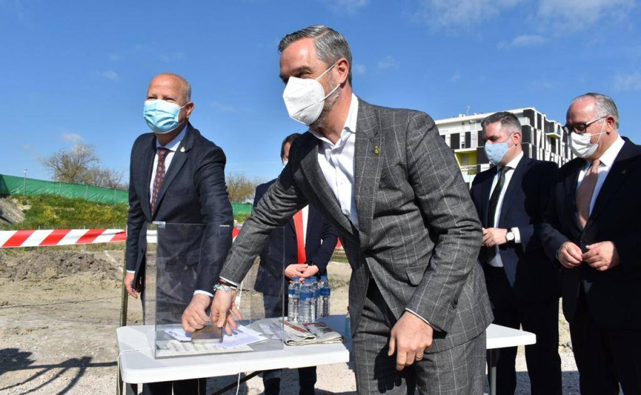 Los consejeros de Educación y Hacienda, en la colocación de la primera piedra del Conservatorio de Música. 
