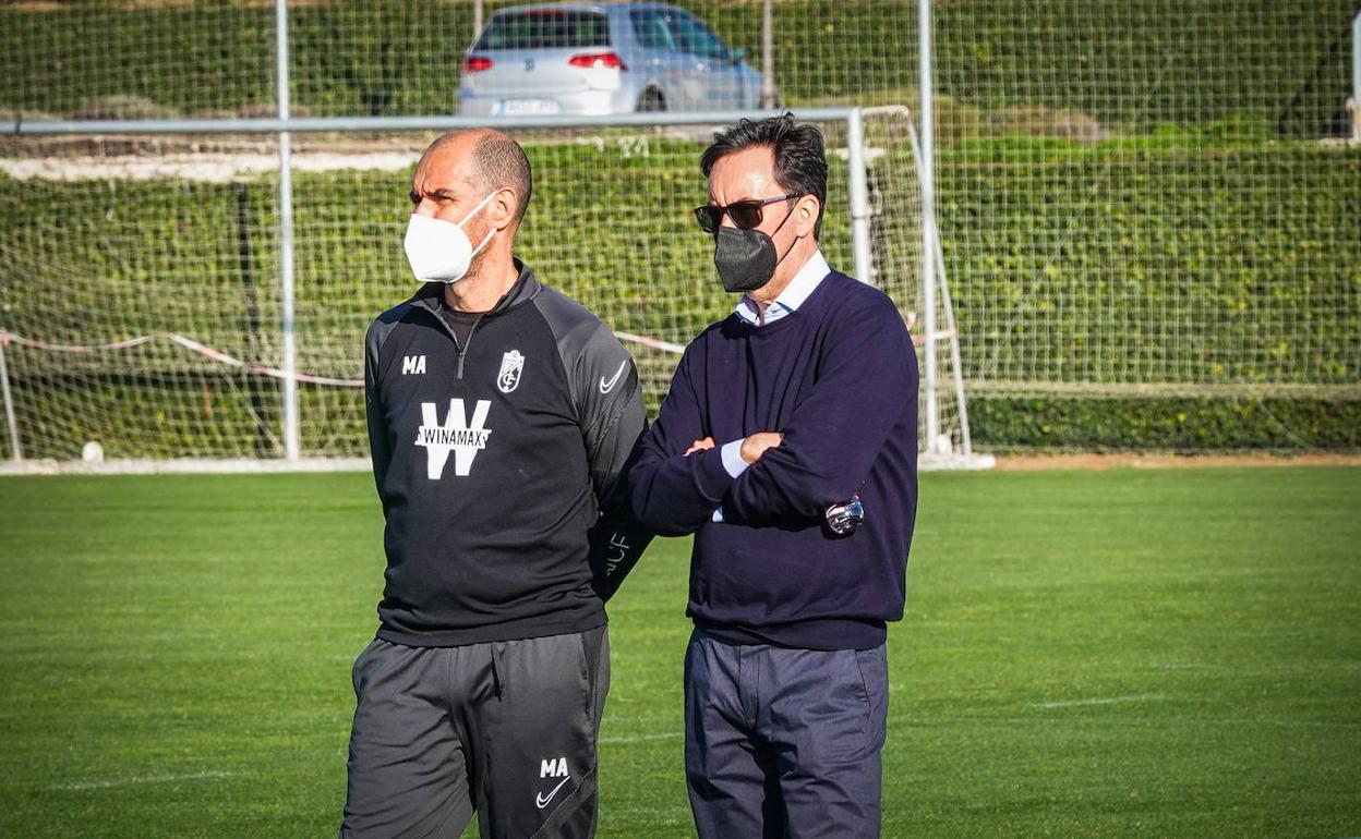 Arroyo, médico del club, y Monterrubio, en un entreno. 