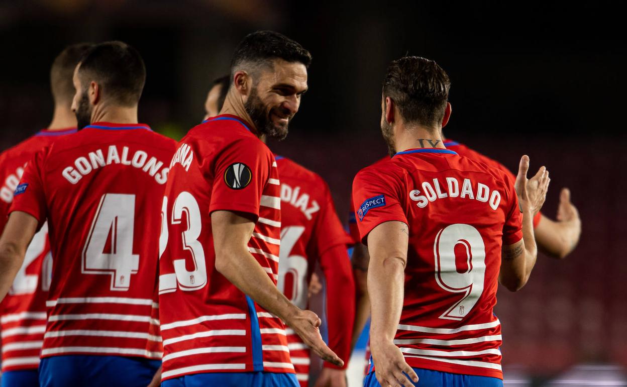 Roberto Soldado choca la mano con Jorge Molina tras el 2-0 del equipo. 