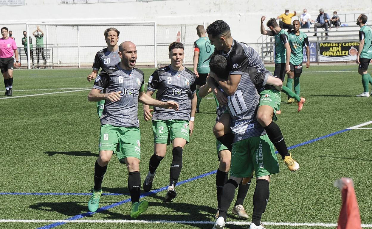 El Mancha Real celebra su gol en Las Viñas. 