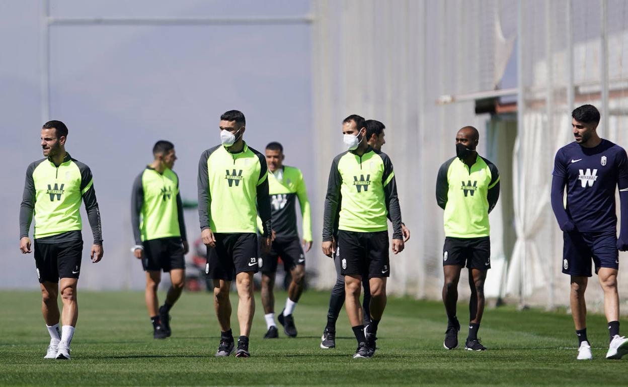 Los titulares con el Molde dan un paseo sobre el césped de la Ciudad Deportiva. 