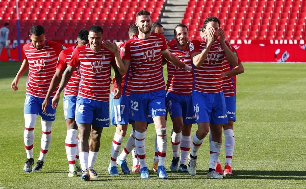 Los jugadores celebran el gol de Germán. 