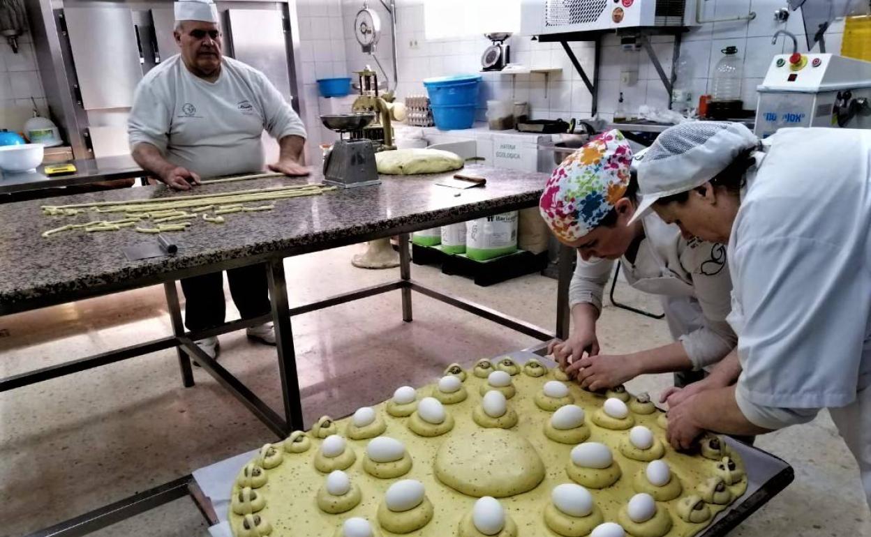 Desde hace siglos los vecinos de Dúrcal degustan los célebres hornazos el Domingo de Resurrección y el Lunes de Pascua