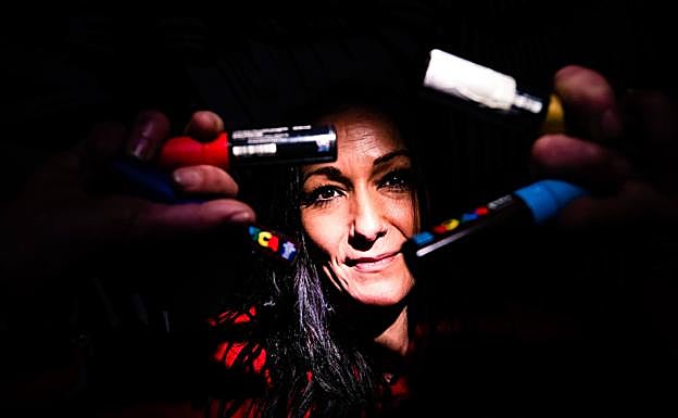 Imagen principal - Escapar con arte: la granadina que cambió las copas por los rotuladores