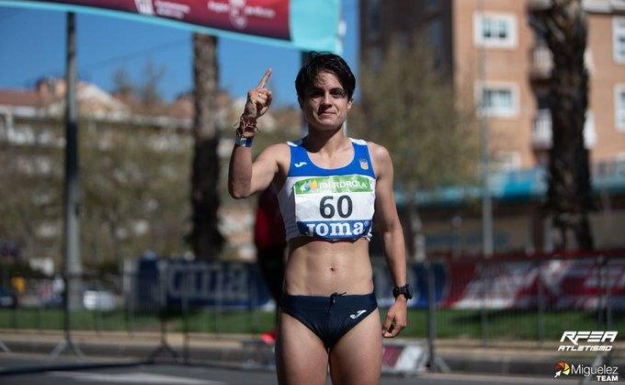 María Pérez celebra su título como campeona de España de 20 kilómetros marcha en Murcia. 