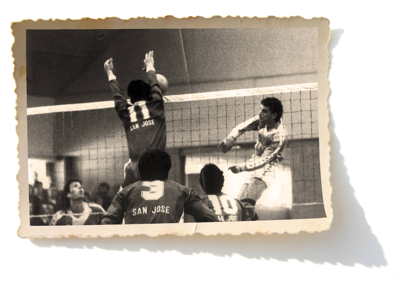 Oliver Stamm observa cómo el ataque de Berenguel no puede bloquearlo el recordado Stefan Sokolov.