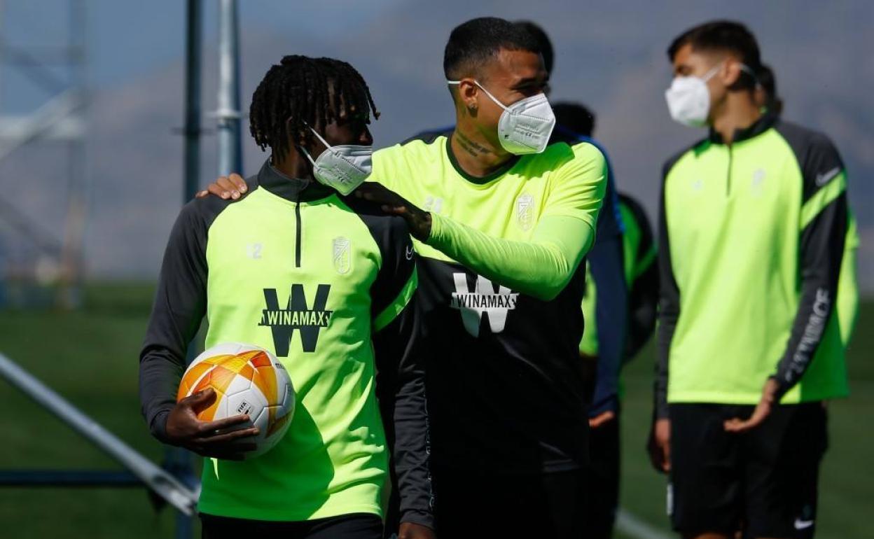 Kenedy y Quina observan el trabajo de sus compañeros. 