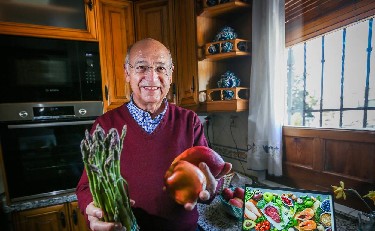 El profesor Ángel Gil Hernández, con productos de la dieta mediterránea como frutas y verduras.