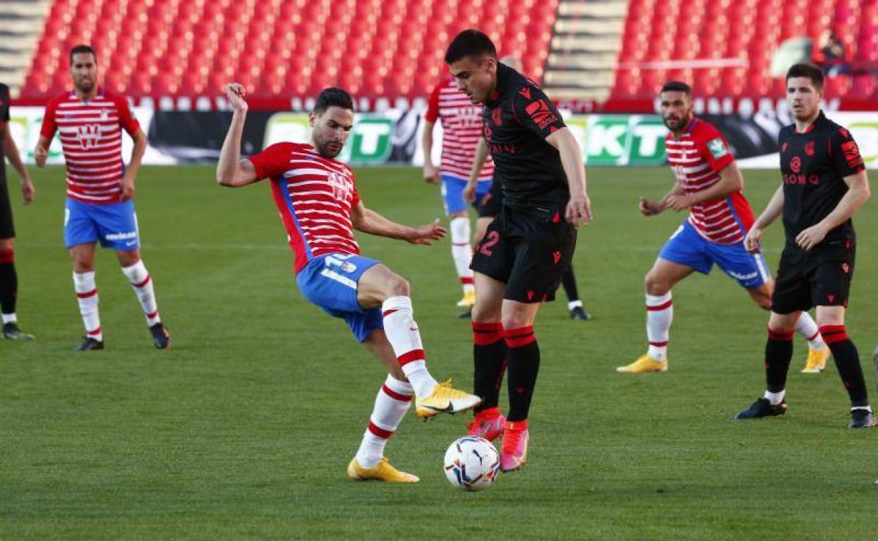Antonio Puertas intenta robar un balón a Barrenetxea. 