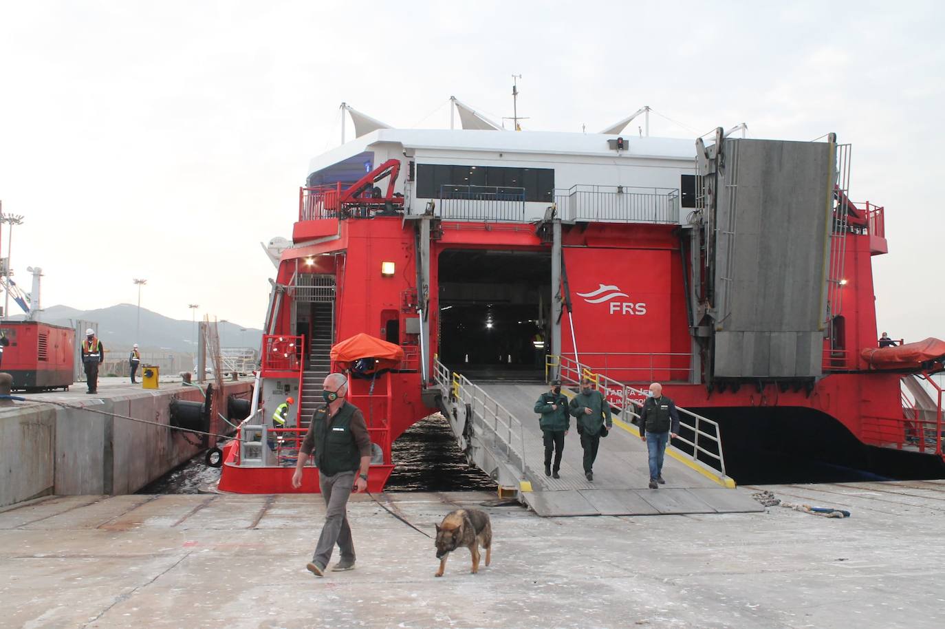 La Policía pide que se concrete el protocolo sanitario para los polizones de los ferrys