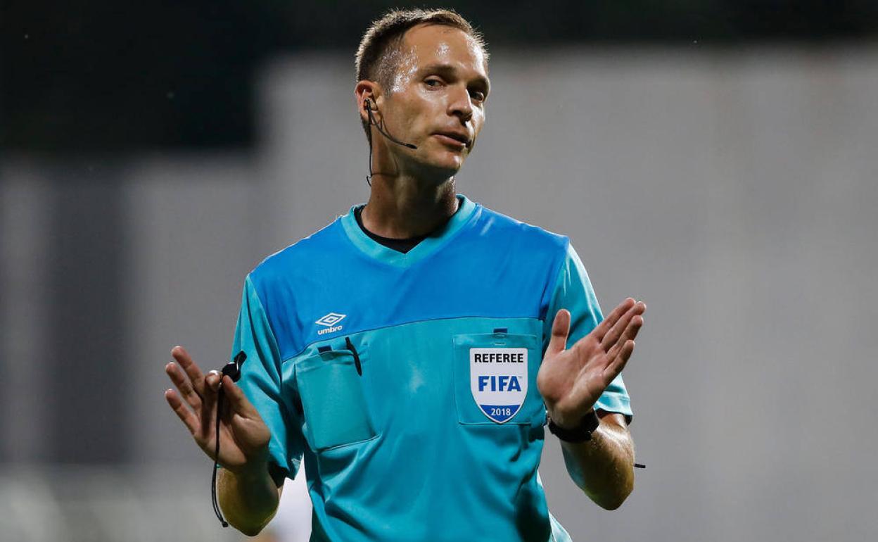El colegiado serbio durante un partido de su liga local. 