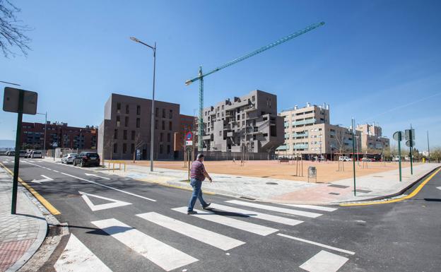 Imagen principal - También se han urbanizado los viales de la zona. La concejala Martín interviene ante los medios.