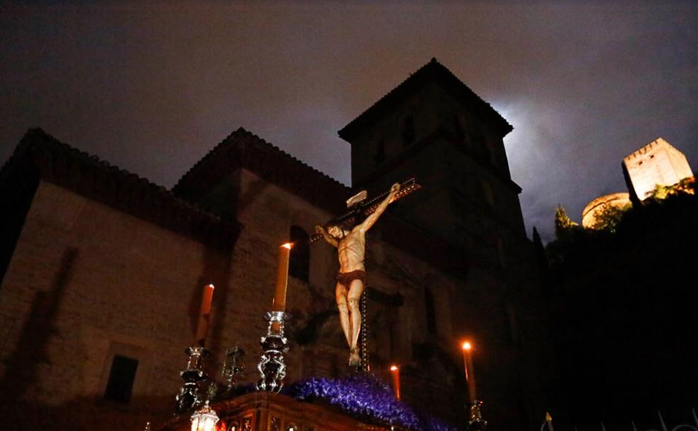 El Cristo de la Misericordia a los pies de la Alhambra. 