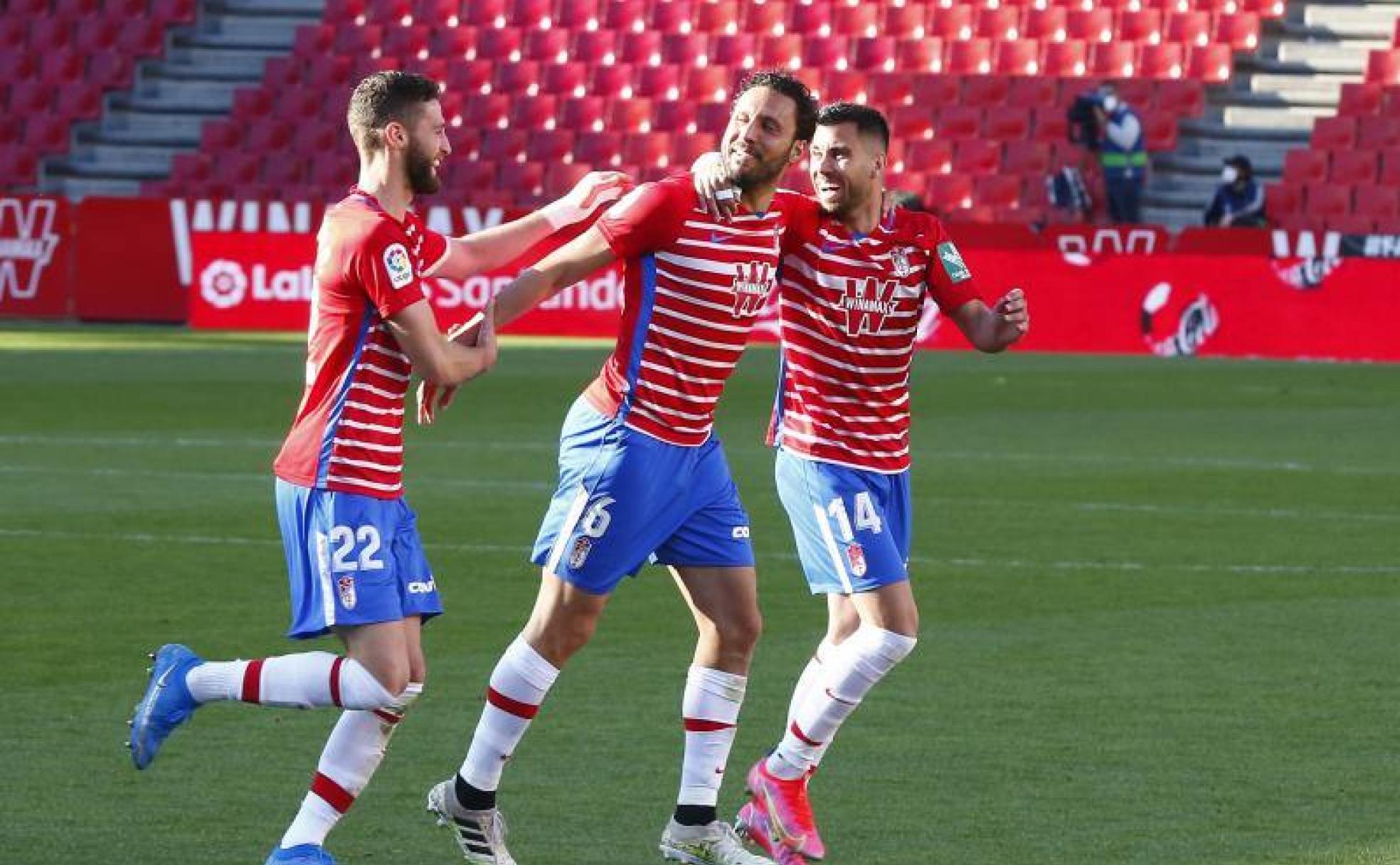 Domingos Duarte y Fede Vico abrazan a Germán Sánchez tras su gol a la Real Sociedad el domingo.